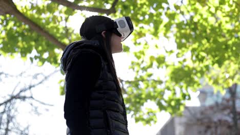 Fröhliche-Frau,-Die-Draußen-Ein-VR-Headset-Verwendet